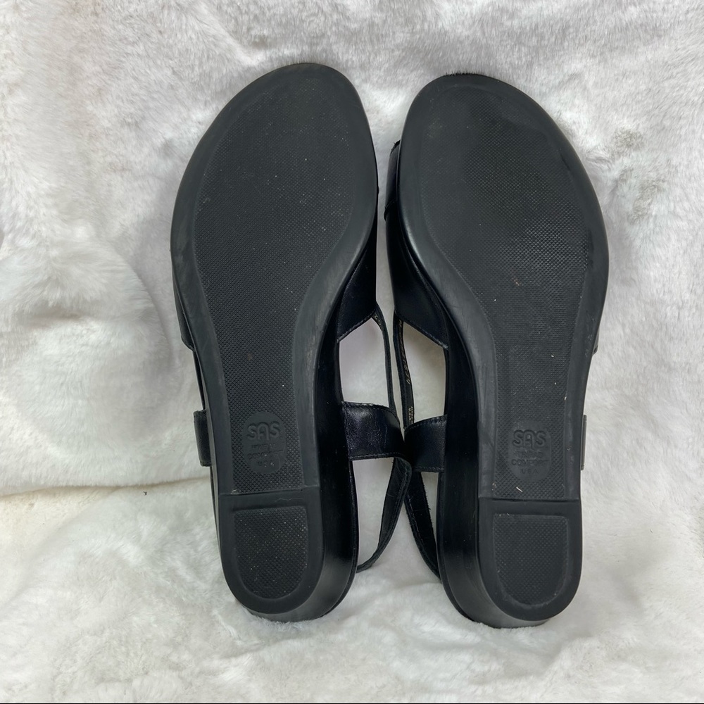 SAS black leather cross cross sandal
Size 9M - Picture 5 of 9
